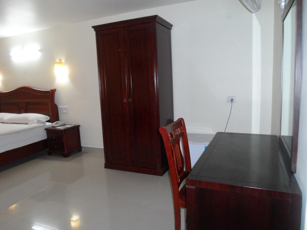 Psr Hotel ตีรูปาติ ภายนอก รูปภาพ