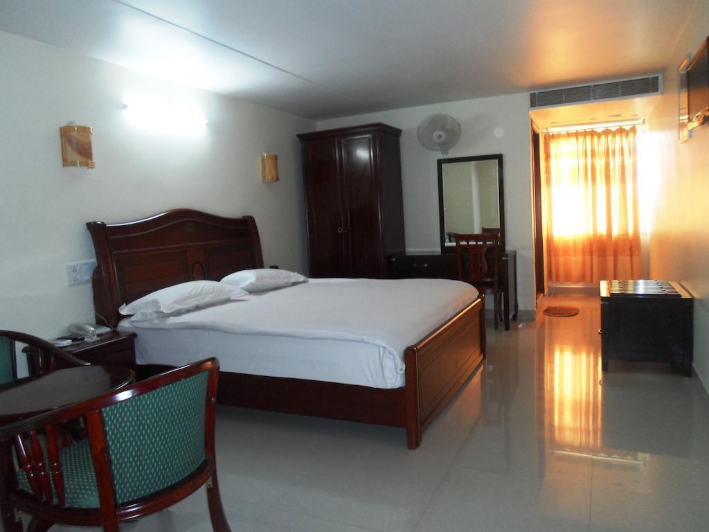 Psr Hotel ตีรูปาติ ภายนอก รูปภาพ